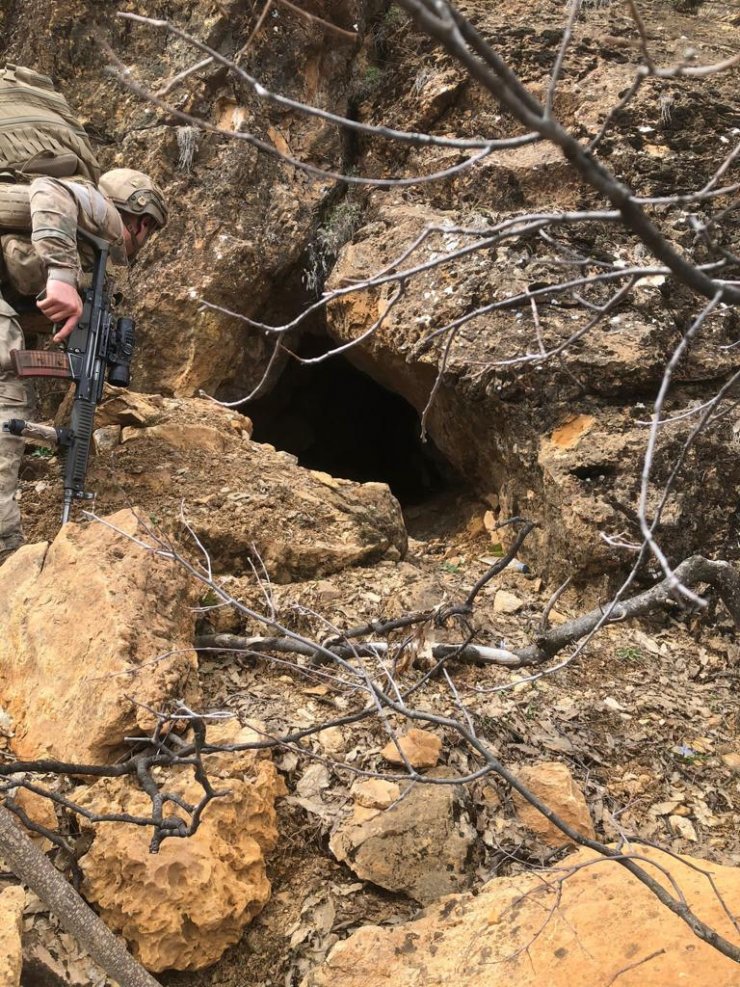 Teröristlerin kullandığı 7 sığınak imha edildi