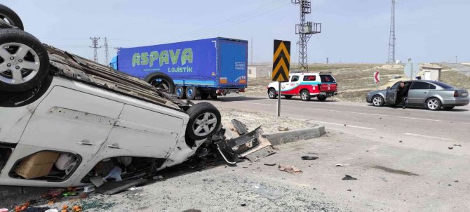 Traktör ile hafif ticari araç çarpıştı