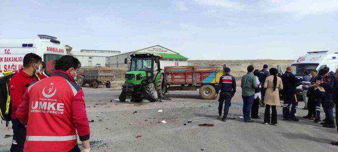 Traktör ile hafif ticari araç çarpıştı