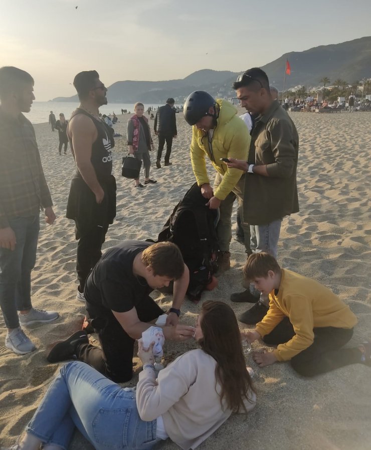 Yamaç paraşütçüsü sahilde kadına çarptı