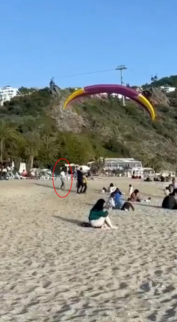 Yamaç paraşütçüsü sahilde kadına çarptı