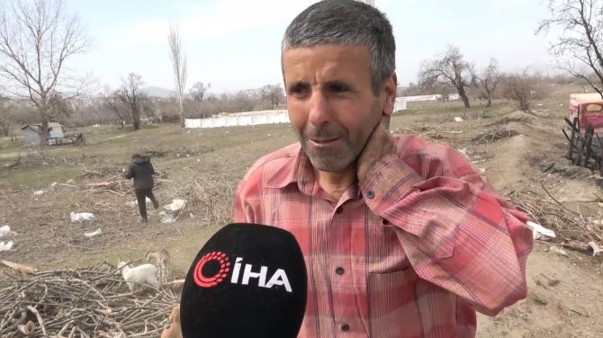 Yangında telef olan koyunlarının başında gözyaşı döktü