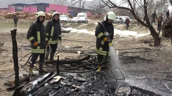 Yangında telef olan koyunlarının başında gözyaşı döktü