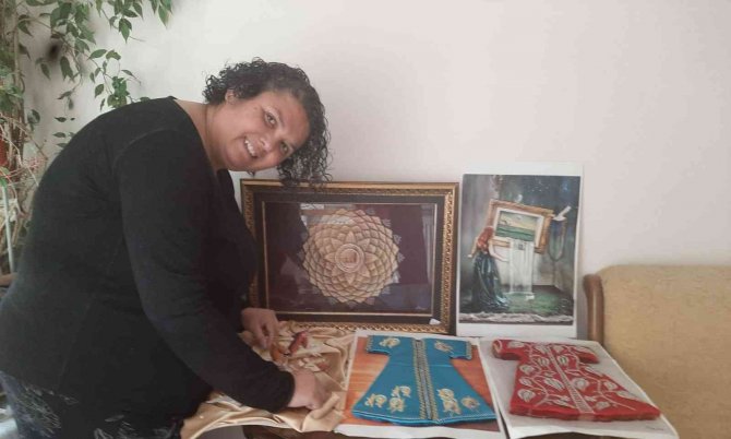 Yaptığı eserlerin geliri ile ihtiyaç sahiplerine yardımda bulunuyor