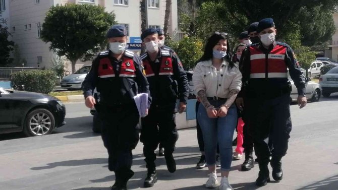 Yerlerde sürükleyip tekme tokat dövdü, adliyeye çıkarılırken gülücükler saçtı