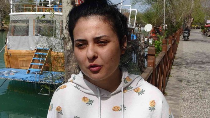 Yerlerde sürükleyip tekme tokat dövdü, adliyeye çıkarılırken gülücükler saçtı