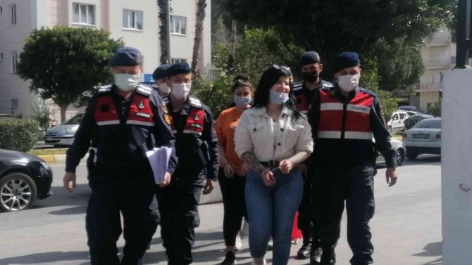 Yerlerde sürükleyip tekme tokat dövdü, adliyeye çıkarılırken gülücükler saçtı