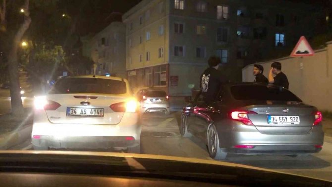 Yol kapatan asker eğlencesi