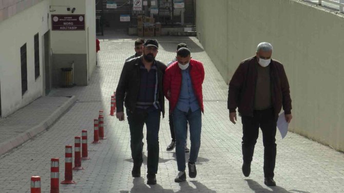 2 kişiyi bıçakla yaralayarak gasp eden 3 şahıs yakalandı