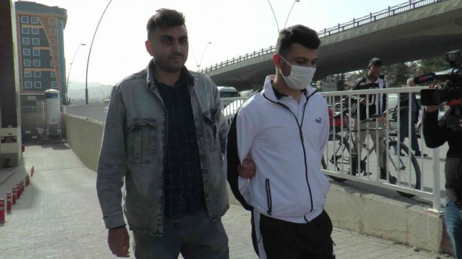 2 kişiyi bıçakla yaralayarak gasp eden 3 şahıs yakalandı