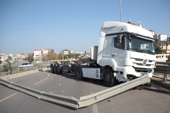 Refüj korkuluklarına çarpan tırın sürücüsü yaralandı