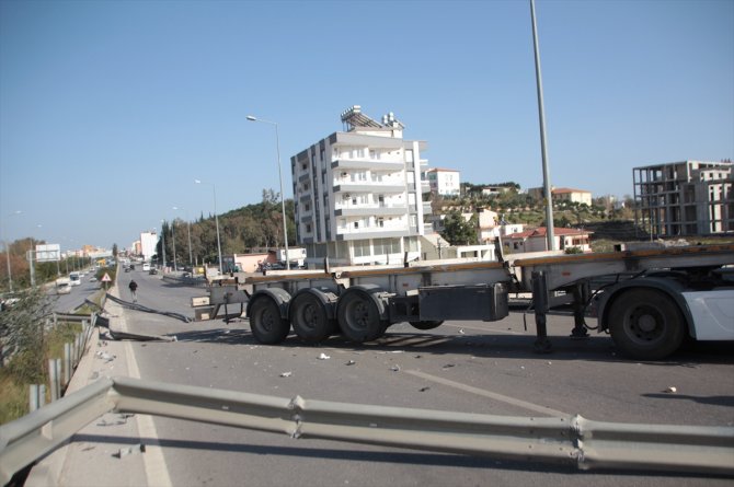 Refüj korkuluklarına çarpan tırın sürücüsü yaralandı