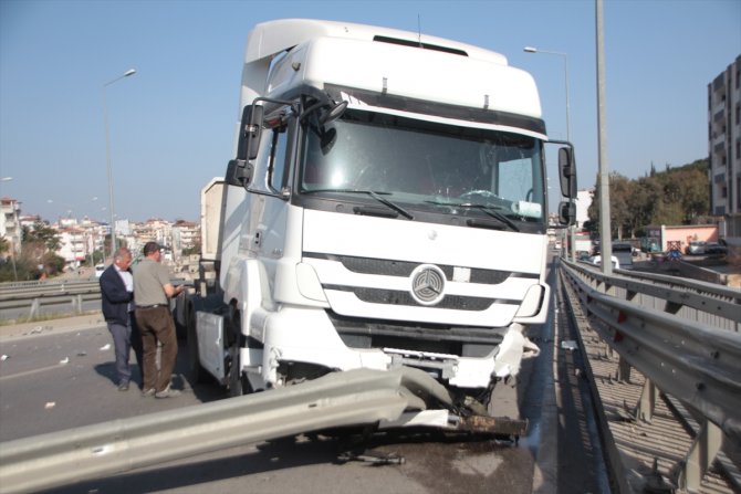 Refüj korkuluklarına çarpan tırın sürücüsü yaralandı