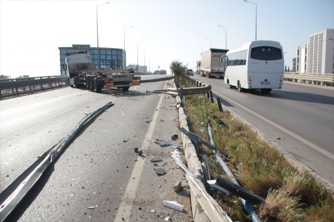 Refüj korkuluklarına çarpan tırın sürücüsü yaralandı