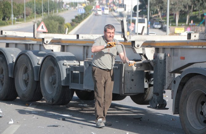 Refüj korkuluklarına çarpan tırın sürücüsü yaralandı