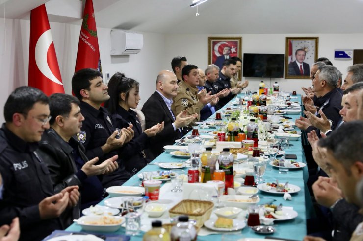 Bakan Soylu, Tuzluçayır Karakolu polisleriyle sahur yaptı