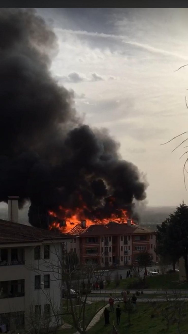 Binanın çatısındaki izolasyon malzemeleri tutuştu: 2 yaralı
