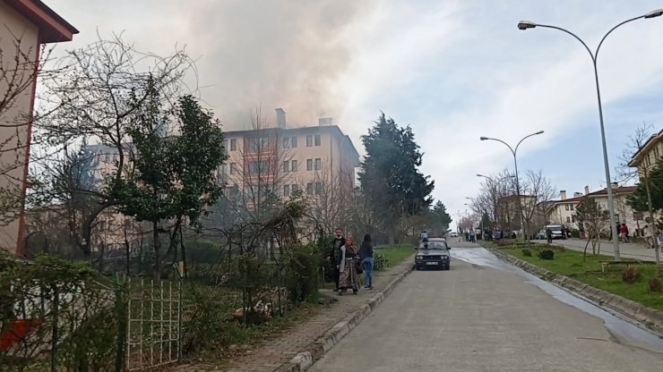 Binanın çatısındaki izolasyon malzemeleri tutuştu: 2 yaralı