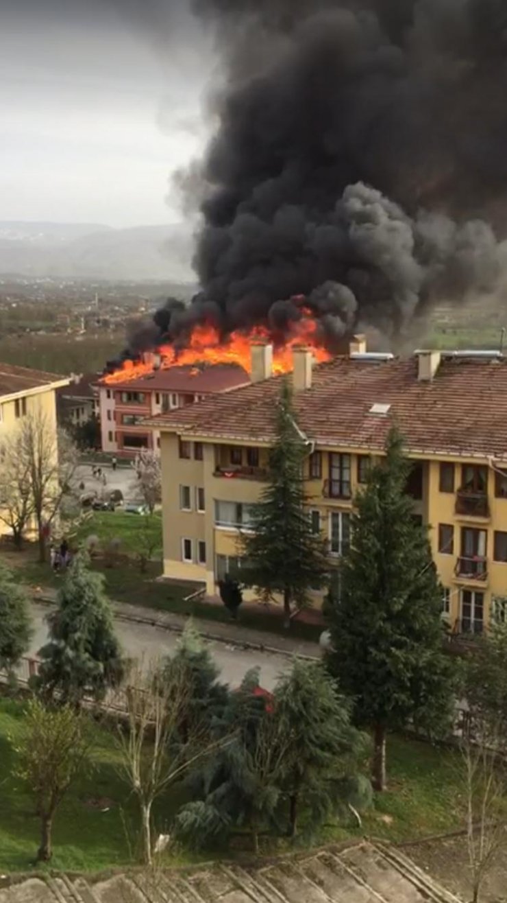 Binanın çatısındaki izolasyon malzemeleri tutuştu: 2 yaralı