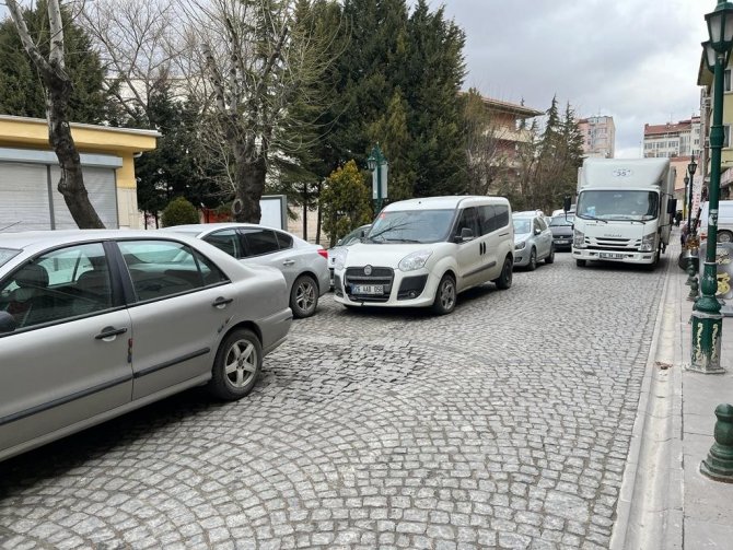 Bu caddede trafik ve park yeri çilesi bitmiyor