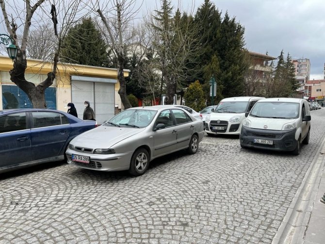 Bu caddede trafik ve park yeri çilesi bitmiyor