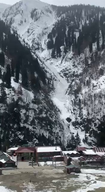 Çığ düşme anı cep telefonu kamerasına yansıdı