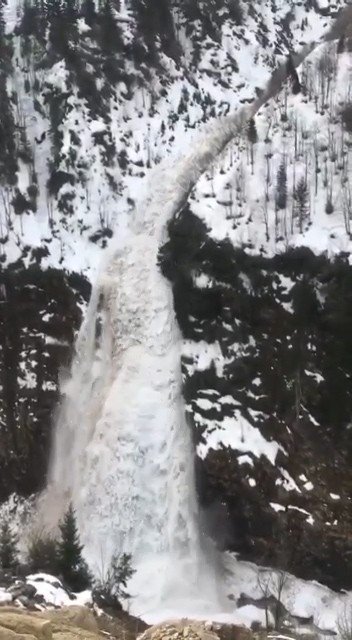 Çığ düşme anı cep telefonu kamerasına yansıdı