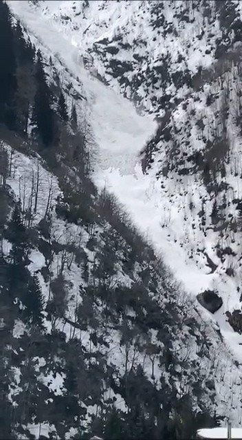 Çığ düşme anı cep telefonu kamerasına yansıdı