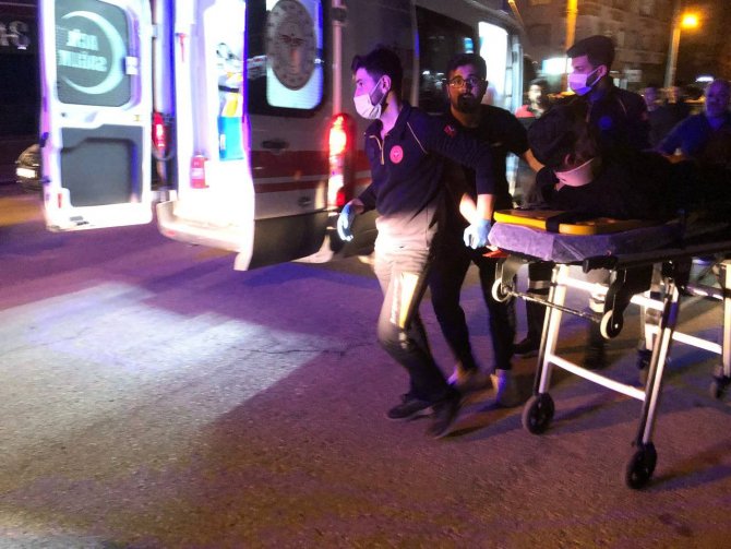 Çocuk sürücü yayaların arasına daldı: 4 yaralı