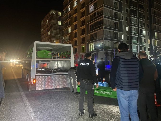 Devrilen traktörün sürücüsü hayatını kaybetti