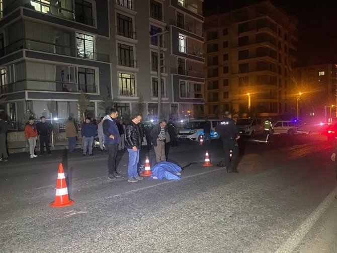 Devrilen traktörün sürücüsü hayatını kaybetti