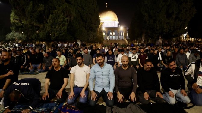 Mescid-i Aksa’da binlerce Müslüman saf tuttu
