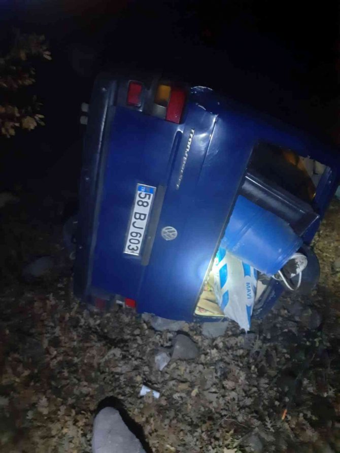 Hafif ticari araç uçuruma yuvarlandı: 3 yaralı