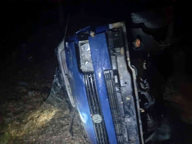 Hafif ticari araç uçuruma yuvarlandı: 3 yaralı