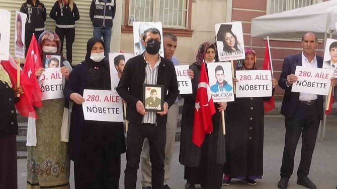 HDP önündeki evlat nöbetine bir aile daha katıldı, aile sayısı 280 oldu