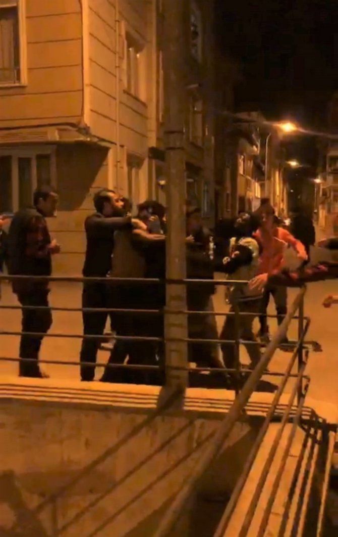 İki grup arasında çıkan kavgada tekme ve yumruklar konuştu