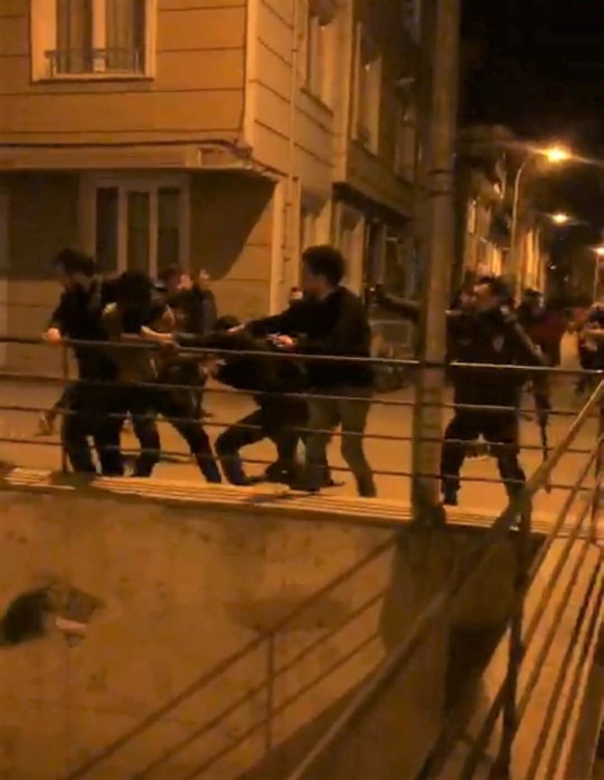 İki grup arasında çıkan kavgada tekme ve yumruklar konuştu