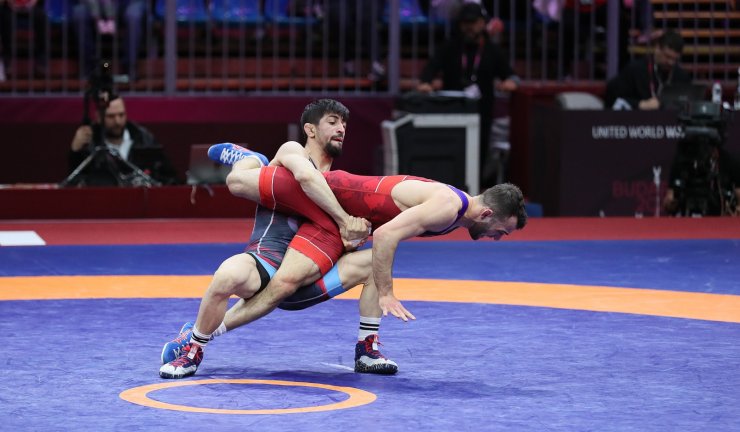 İki milli güreşçi altın madalya için mindere çıkacak