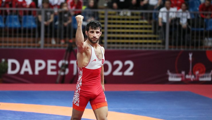 İki milli güreşçi altın madalya için mindere çıkacak