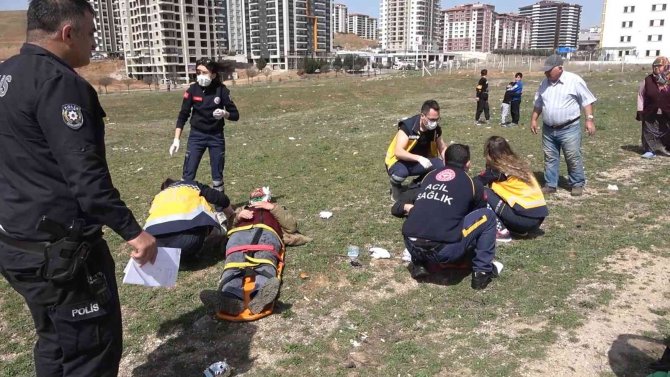 İki otomobil kafa kafaya çarpıştı: 2 ağır yaralı