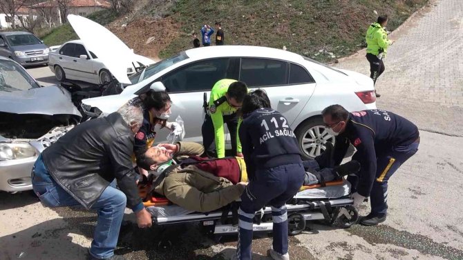 İki otomobil kafa kafaya çarpıştı: 2 ağır yaralı