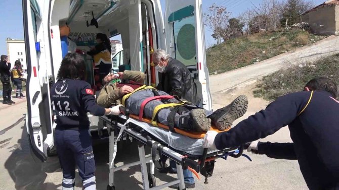 İki otomobil kafa kafaya çarpıştı: 2 ağır yaralı