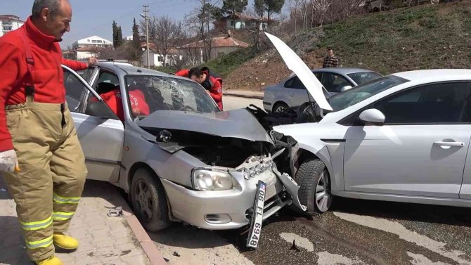 İki otomobil kafa kafaya çarpıştı: 2 ağır yaralı