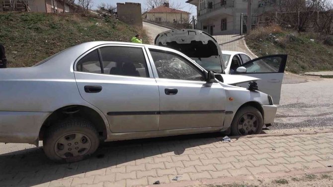 İki otomobil kafa kafaya çarpıştı: 2 ağır yaralı