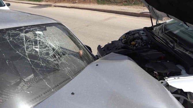 İki otomobil kafa kafaya çarpıştı: 2 ağır yaralı