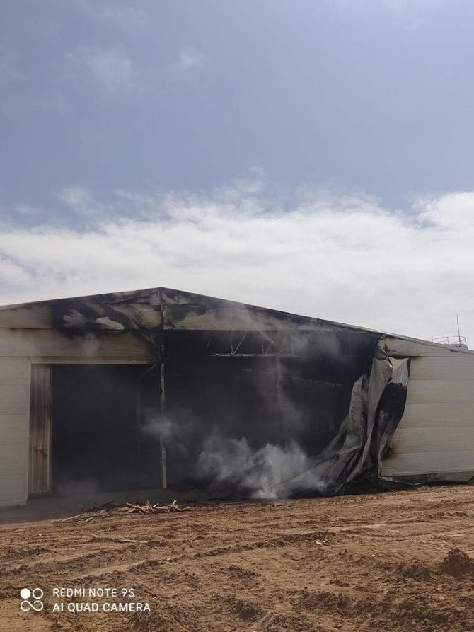 Kaynak kıvılcımından çıkan yangında fabrika kül oldu