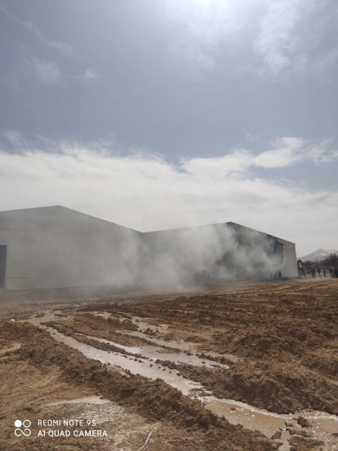 Kaynak kıvılcımından çıkan yangında fabrika kül oldu