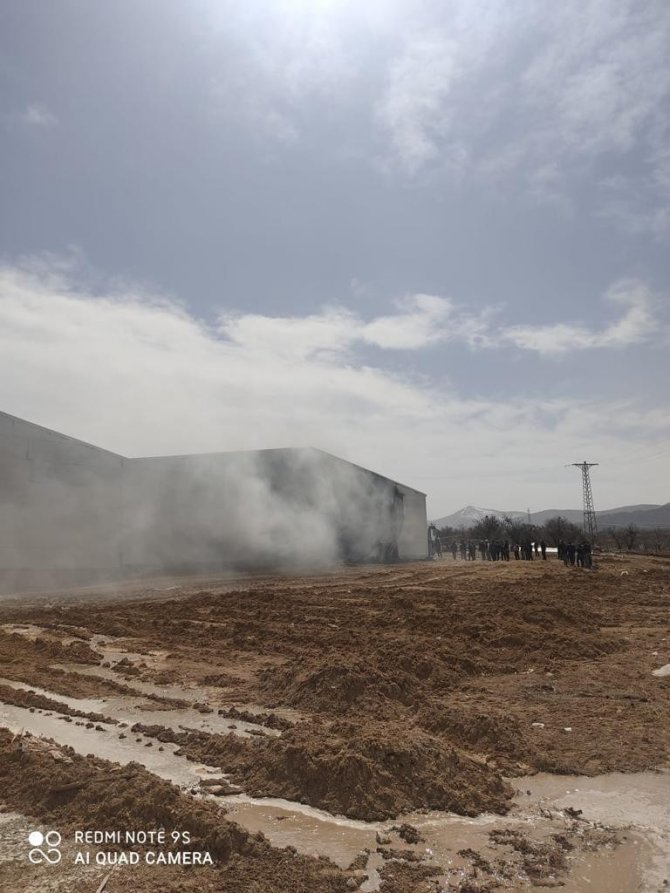 Kaynak kıvılcımından çıkan yangında fabrika kül oldu