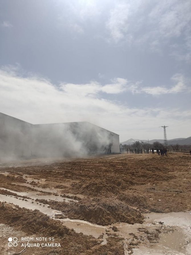 Kaynak kıvılcımından çıkan yangında fabrika kül oldu