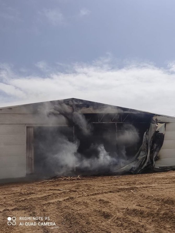 Kaynak kıvılcımından çıkan yangında fabrika kül oldu